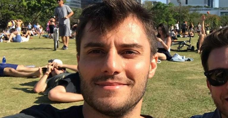 Após nove anos, o ator Hugo Bonemer está solteiro - Instagram