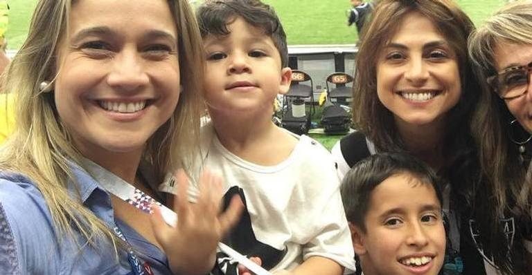 Fernanda Gentil posa ao lado dos filhos Gabriel e Lucas - Instagram