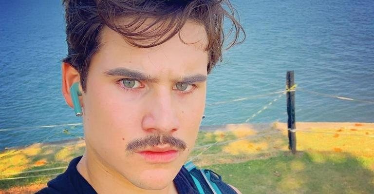 Nicolas Prattes assume de vez novo namoro ao posar dando um beijão na amada - Instagram