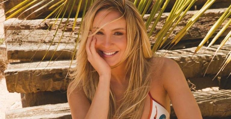 Claudia Leitte exibe corpão sarado na piscina e fãs elogiam - Instagram