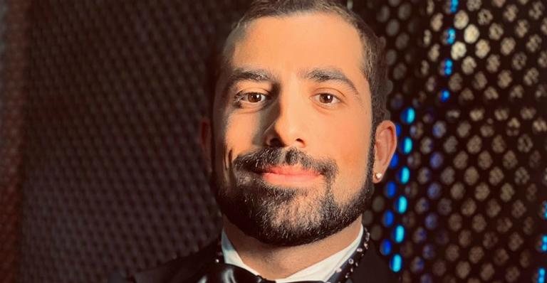 Kaysar Dadour posa ao lado do cachorro durante pôr do sol - Instagram