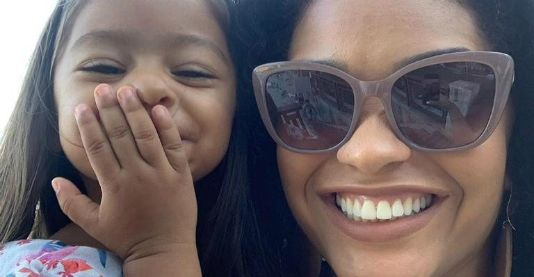 A atriz publicou uma foto abraçadinha com a filha enquanto tomava sol e recebeu muitos elogios de fãs - Instagram