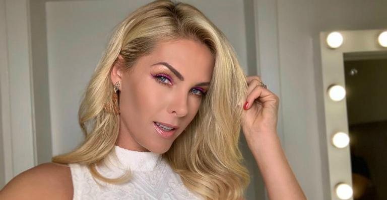 Ana Hickmann ousa no carão e no batom vermelho em clique - Instagram