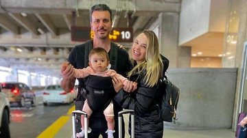 Thaeme Mariôto com a filha e o esposo em aeroporto de Orlando - Reprodução/Instagram