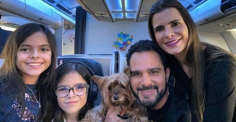 Luciano Camargo com as filhas gêmeas, a esposa e o cachorro - Reprodução/Instagram