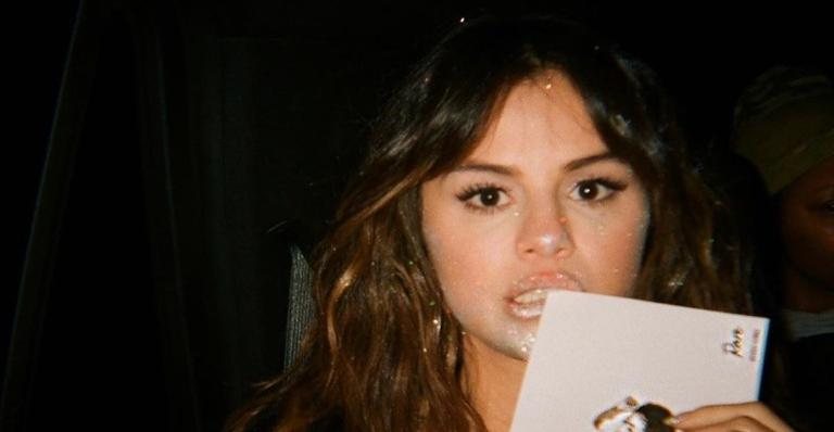 Selena Gomez é coberta por glitter em clipe de ''Rare'', faixa título do seu álbum - Foto/Instagram