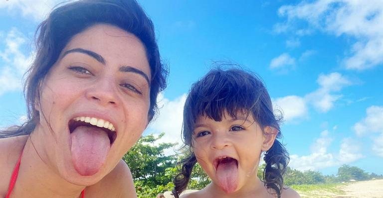 A atriz tirou uma foto muito fofa da pequena e encantou seus seguidores com o momento - Instagram