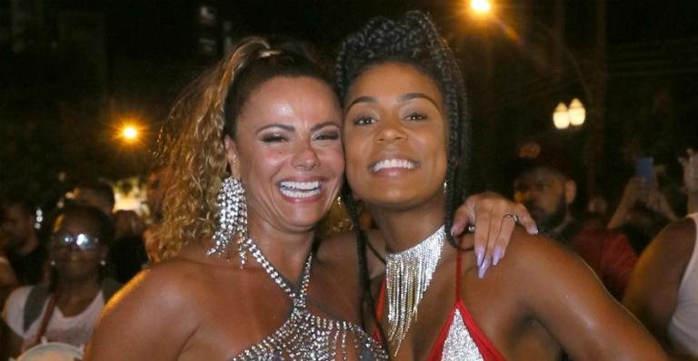 Viviane Araujo e a Mc Rebecca arrasaram no samba em ensaio de rua da Salgueiro - AgNews/Anderson Borde