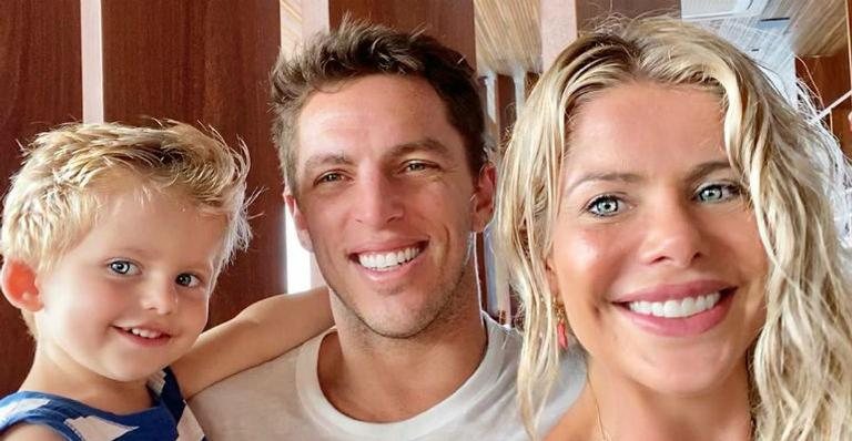 Karina Bacchi aparece na praia com Amaury Nunes e Enrico - Instagram