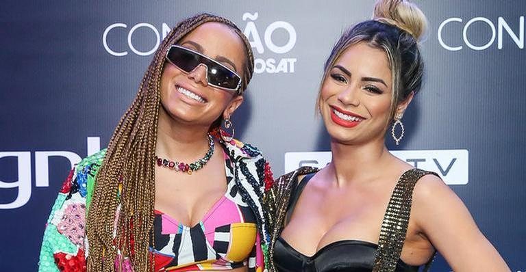 Anitta esquiando com Lexa em situação inusitada. - Manuela Scarpa/AgNews