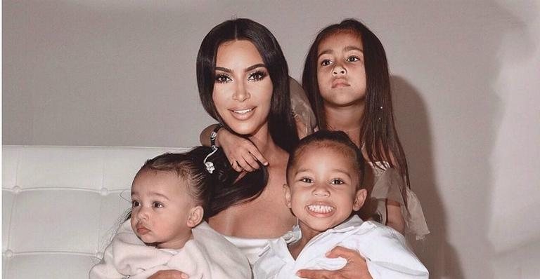 Filha de Kim Kardashian encanta ao maquiar os irmãos - Instagram