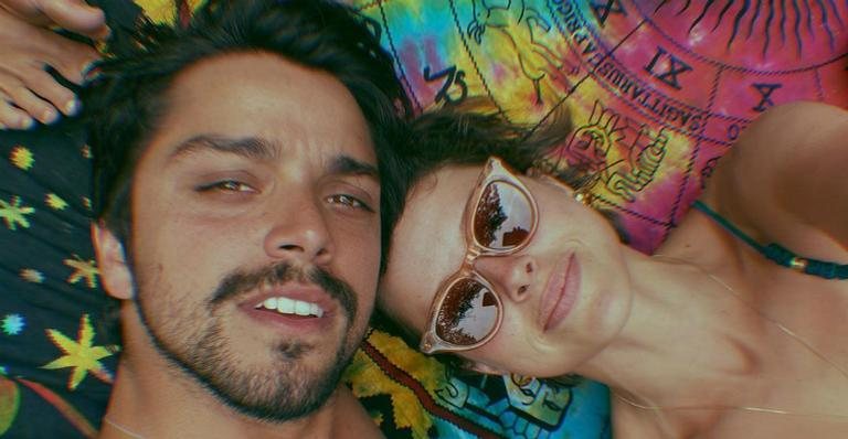 Rodrigo Simas e Agatha Moreira posam juntos na praia - Instagram