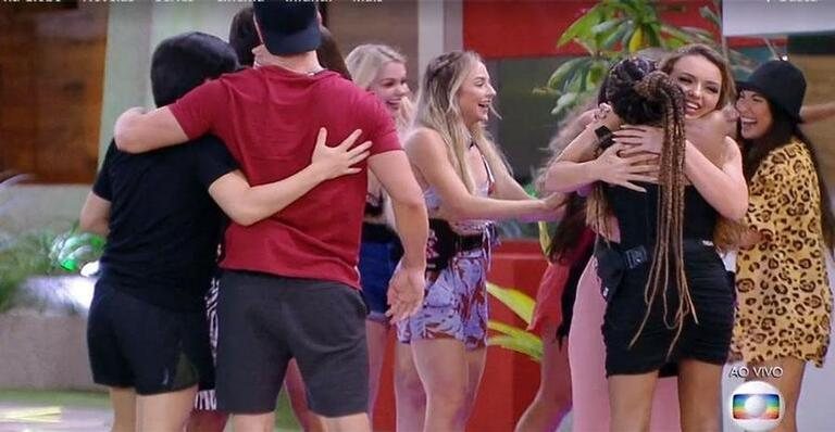 Participantes dos grupos do Big Brother Brasil se conhecem após queda do muro. - Divulgação/ TV Globo