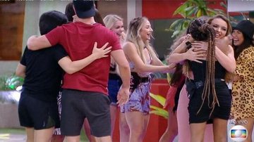 Participantes dos grupos do Big Brother Brasil se conhecem após queda do muro. - Divulgação/ TV Globo