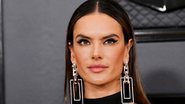 Alessandra Ambrosio esbanja estilo no red carpet do Grammy Awards - Getty Images