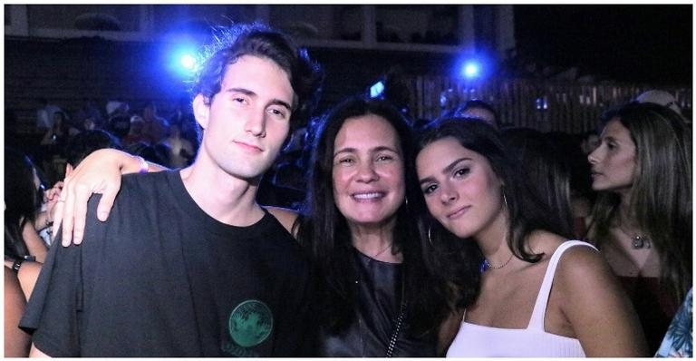 Adriana Esteves com o filho e a nora em show de Anitta - Beatriz Damy/AgNews