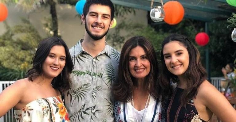 Fátima Bernardes posa ao lado dos filhos e encanta a web - Foto/Instagram