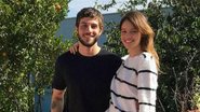 Chay Suede compartilha momento íntimo da esposa com a filha - Instagram