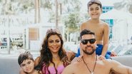 A atriz está em Orlando, nos Estados Unidos, e compartilhou um clique que fez com a família completa em um dos parques da cidade - Fernando Chiristo