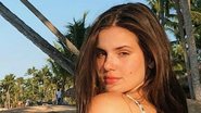 A atriz está viajando e decidiu compartilhar algumas fotos na praia com um belo maiô azul - Instagram