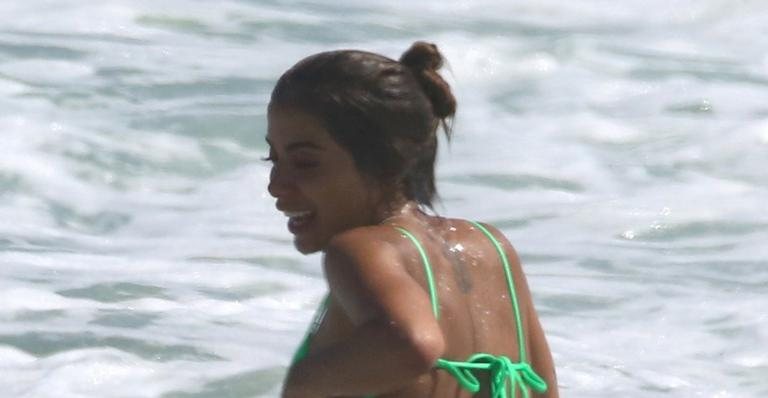 Com um biquíni verde, Anitta é flagrada na praia e quase mostra demais - AgNews