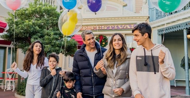 Márcio, sua Andréa Santa Rosa e os filhos, Pedro, Nina, Felipe e João, em Orlando. - Matt Stroshane/Walt Disney World