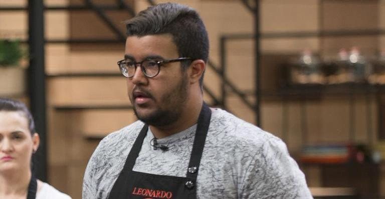 Lembra dele? Léo Santos, ex-MasterChef, impressiona ao exibir braço musculoso - Instagram