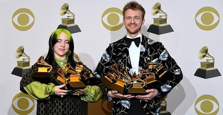 Billie Eilish e o irmão, Finneas O'Connell, carregam seus prêmios - Alberto E. Rodriguez, Amanda Edwards, Axelle, Emma McIntyre, Kevin Winter, Kevork Djansezian, Rachel Luna e Steve Granitz/Getty Images