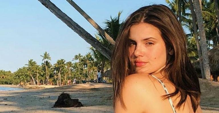 Camila Queiroz aparece brincando em balanço gigante - Instagram