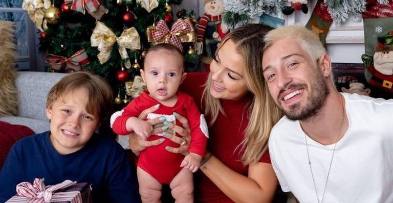 Vinícius Martinez encanta ao compartilhar clique ao lado da família - Foto/Instagram