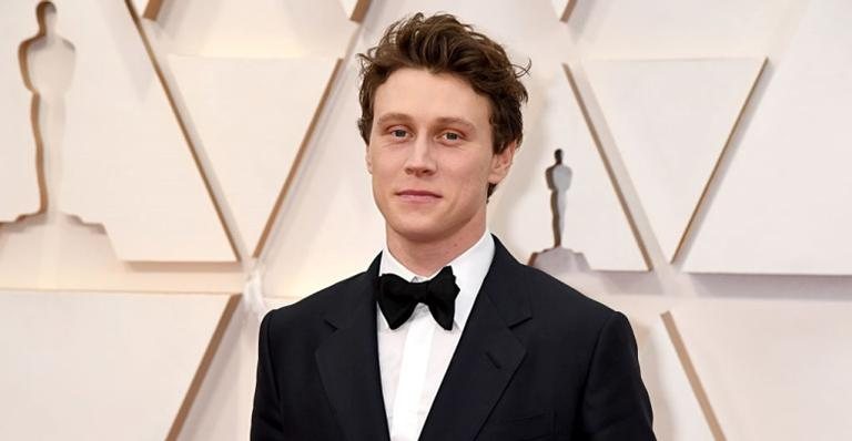 George MacKay arranca é alvo dos fotógrafos ao passar pelo Red Carpet do Oscar - Foto/Getty