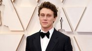 George MacKay arranca é alvo dos fotógrafos ao passar pelo Red Carpet do Oscar - Foto/Getty