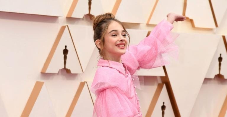 Julia Butters exibe look rosa de cristais no Oscar 2020 - Foto/Getty Images