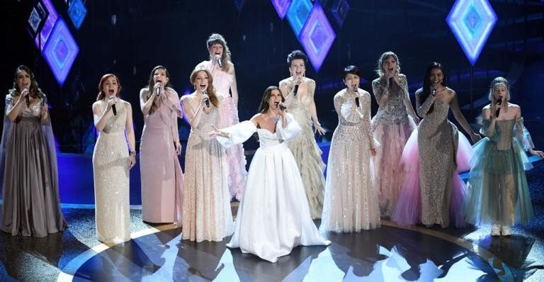 Idina Menzel acompanhada de inúmeras dubladoras da princesa Elsa - Foto/Getty Images