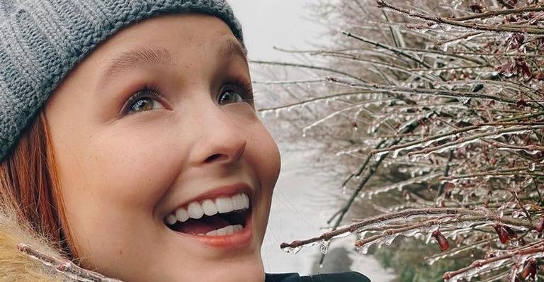 Larissa Manoela posa ao lado de boneco de neve em registro de viagem aos Estados Unidos - Instagram