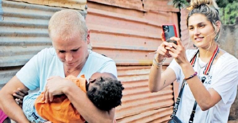 Sasha fotografa a mãe. Reticente em se expor, a jovem é convencida por Xuxa de que isso ajuda a divulgar o trabalho das ONGs. - Pedro Cerqueira/ONG Baluarte'