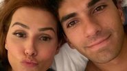 Deborah Secco surge em momento íntimo com o marido e se declara - Instagram