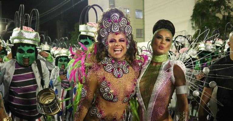 Viviane Araújo e Scheila Carvalho desfilam em Santos - Beatriz Damy/ AgNews