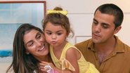 Mariana Uhlmann e Felipe Simas com a filha - Reprodução/Instagram