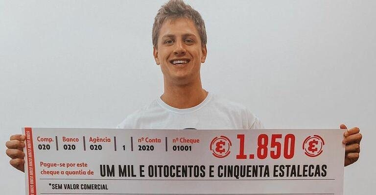 Lucas Gallina com seu cheque de estalecas - Reprodução/Instagram