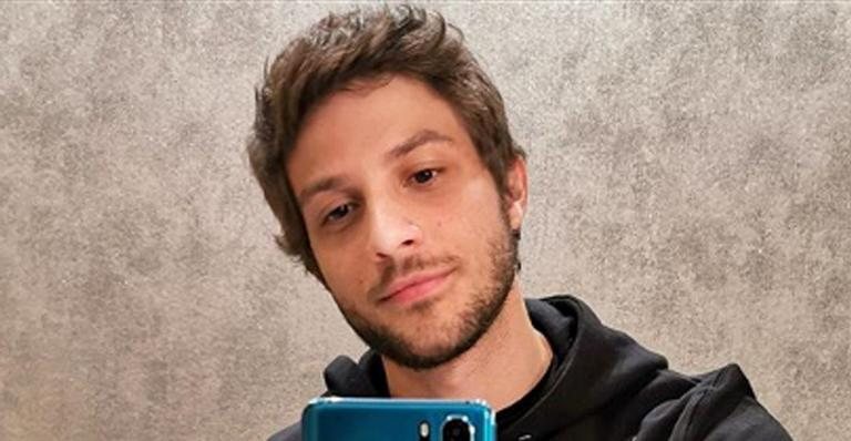 Chay Suede relembra clique e exibe tatuagem nas costas - Instagram