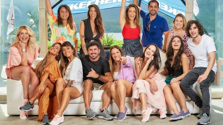 Sentados no sofá: Karina Bacchi, Carol Peixinho, Karina Souza, Rodrigo Ruiz, Cau Saad, Simone Cesar, Maju Sanchez e Fiuk. Em pé: Juliana Yokomizo, Maju Mazalli, Lisandra Cortez, Roque Savioli e Carolina Jana. - Cadu Pilotto