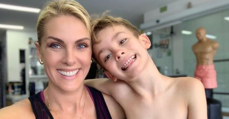 Ana Hickmann abre álbum de fotos do filho e dos cachorros fantasiados para o Carnaval - Instagram