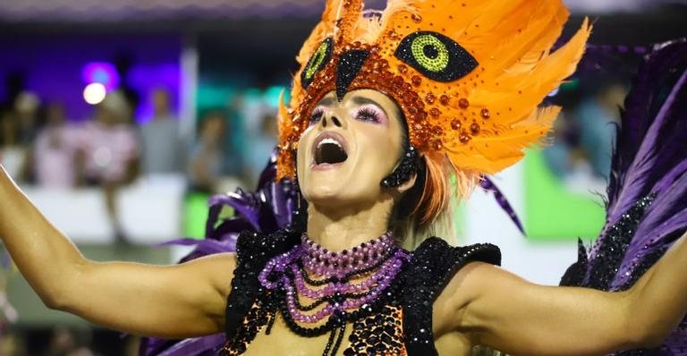 Monique Alfradique surge deslumbrante em desfile da Grande Rio - Daniel Pinheiro/AgNews