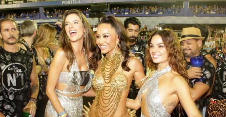 Sabrina Sato, Alessandra Ambrósio e Isis Valverde chamam atenção em camarote - Ricardo Leal/Brazil News