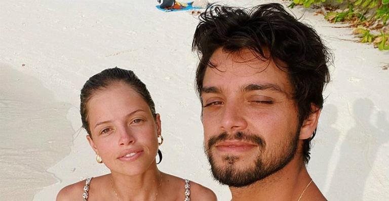 Rodrigo Simas compartilha clique curtindo Fernando de Noronha com Agatha Moreira e amigos - Instagram