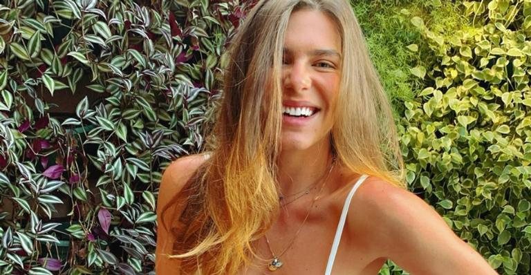 Mariana Goldfarb posa em meio as flores e arranca suspiros dos fãs - Instagram