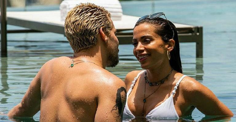 Anitta em Amor de Mãe, ao lado de Thiago Martins - Foto/TV Globo