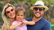 Mirella Santos posa ao lado da família em parque da Disney - Instagram