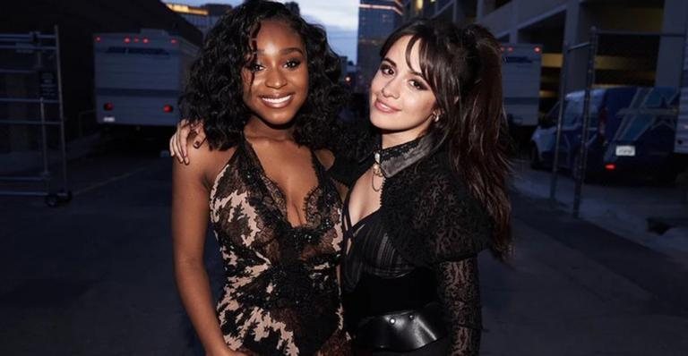 Normani e Camila Cabello se encontrando nos bastidores de uma premiação - Foto/MTV AMA - Getty Images